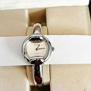 GUCCI WATCH, SILVER TONE MODEL 1400L, SERIAL NUMBER & GUCCI LOGO, WATER RESISTAN